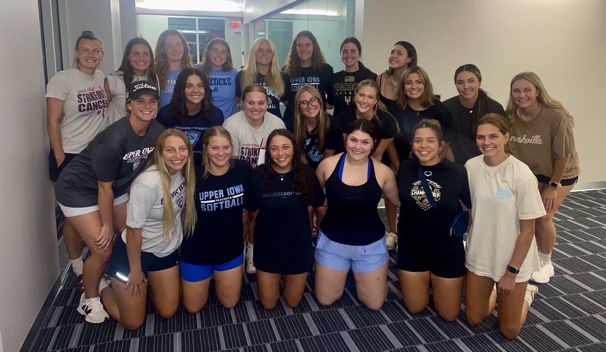 Team Meeting: 𝐂𝐎𝐌𝐏𝐋𝐄𝐓𝐄

Here’s to a great year❕

#FeathersUp 🦚