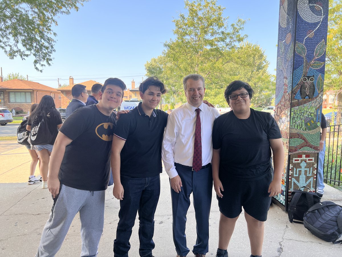 CPS - Chicago Public Schools (@chipubschools) on Twitter photo One last, but not least, stop at <a href="/GWHS_Patriots/">George Washington HS</a> to share in the joy of the first day with staff, students, <a href="/ChicagosMayor/">Mayor Brandon Johnson</a>, @MFHughesCPSBOE, Board Member Lozano, Principal Davis, elected officials and the school community! On to day 2! One last, but not least, stop at <a href="/GWHS_Patriots/">George Washington HS</a> to share in the joy of the first day with staff, students, <a href="/ChicagosMayor/">Mayor Brandon Johnson</a>, @MFHughesCPSBOE, Board Member Lozano, Principal Davis, elected officials and the school community! On to day 2!