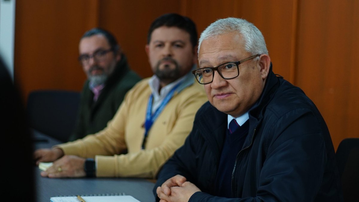 📍Delegada Presidencial Regional <a href="/Giovimoreira/">Giovanna Moreira A.</a> se reunió con <a href="/MinjudhLosLagos/">Seremi Justicia y Derechos Humanos Los Lagos</a>, <a href="/Gendarmeria_LL/">Gendarmería Región de Los Lagos</a> <a href="/CarabLosLagos/">Carabineros Región de Los Lagos</a> y <a href="/moploslagos/">MOP Los Lagos</a>,  para articular acciones que permitan reforzar la #Seguridad tanto al interior como exterior del Complejo Penitenciario Alto Bonito de #PuertoMontt.