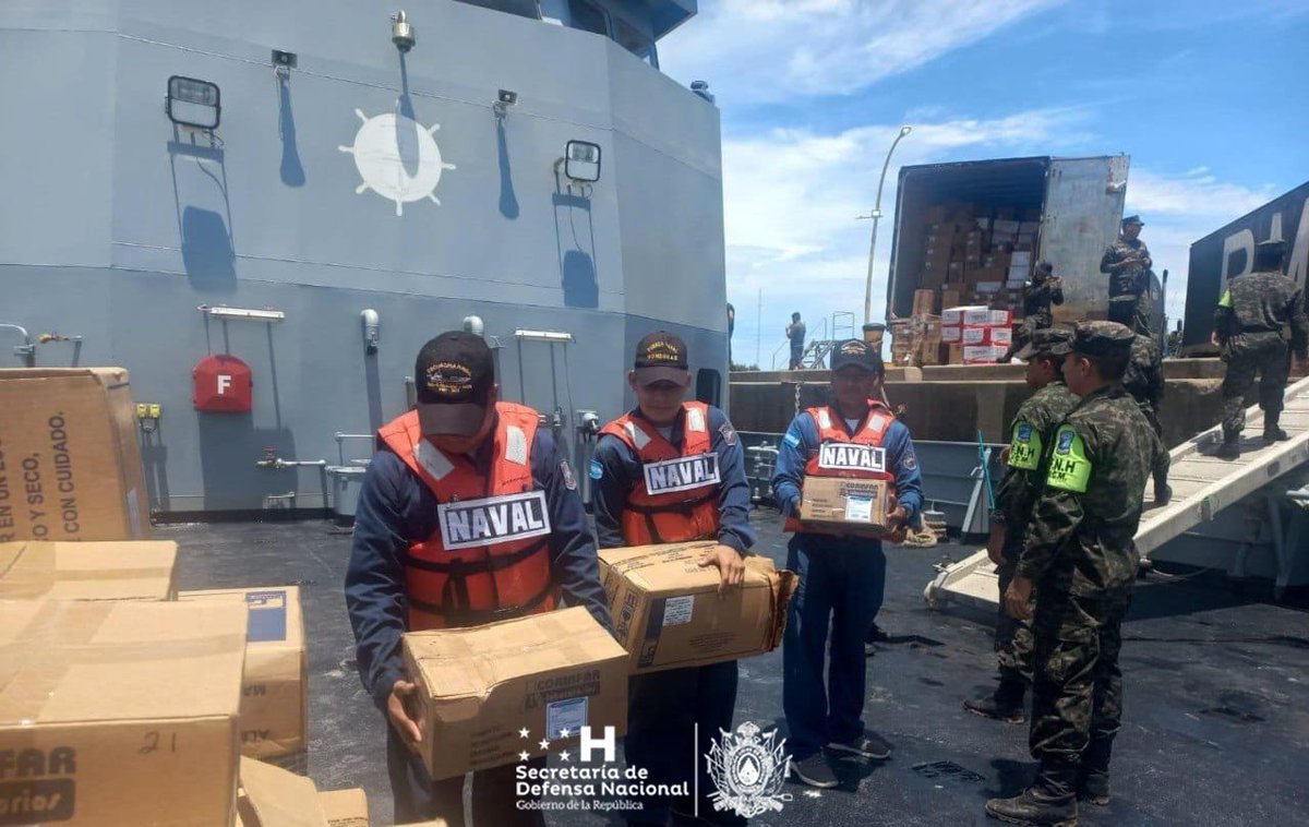 En #LaboresInterinstitucionales de apoyo a la <a href="/saludgobhn/">Secretaría de Salud de Honduras, Oficial</a>, <a href="/EducacionHn/">@Resiliencia</a> y <a href="/RnpHonduras/">RNP Honduras</a>, <a href="/FFAAHN/">Fuerzas Armadas de Honduras</a>, por medio #SoldadosDeMorazán del Complejo Naval de Castilla, realizaron carga de medicamentos, material escolar y equipo, en el Buque de Apoyo Logístico BAL-C "Gracias a Dios"🚢.🚛