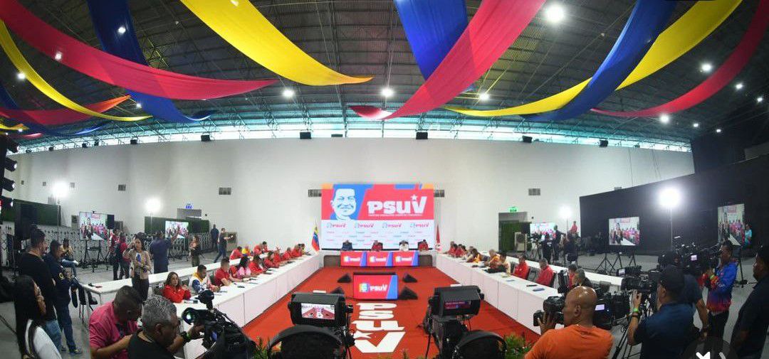 #26Ago || Realizamos nuestra acostumbrada reunión del <a href="/PartidoPSUV/">PSUV</a>, encabezada por nuestro 1er Vicepresidente <a href="/dcabellor/">Diosdado Cabello R</a>, en la cual, evaluamos los resultados de la Segunda Consulta Popular Nacional Comunal y afinamos detalles de actividades que celebraremos en los próximos días.