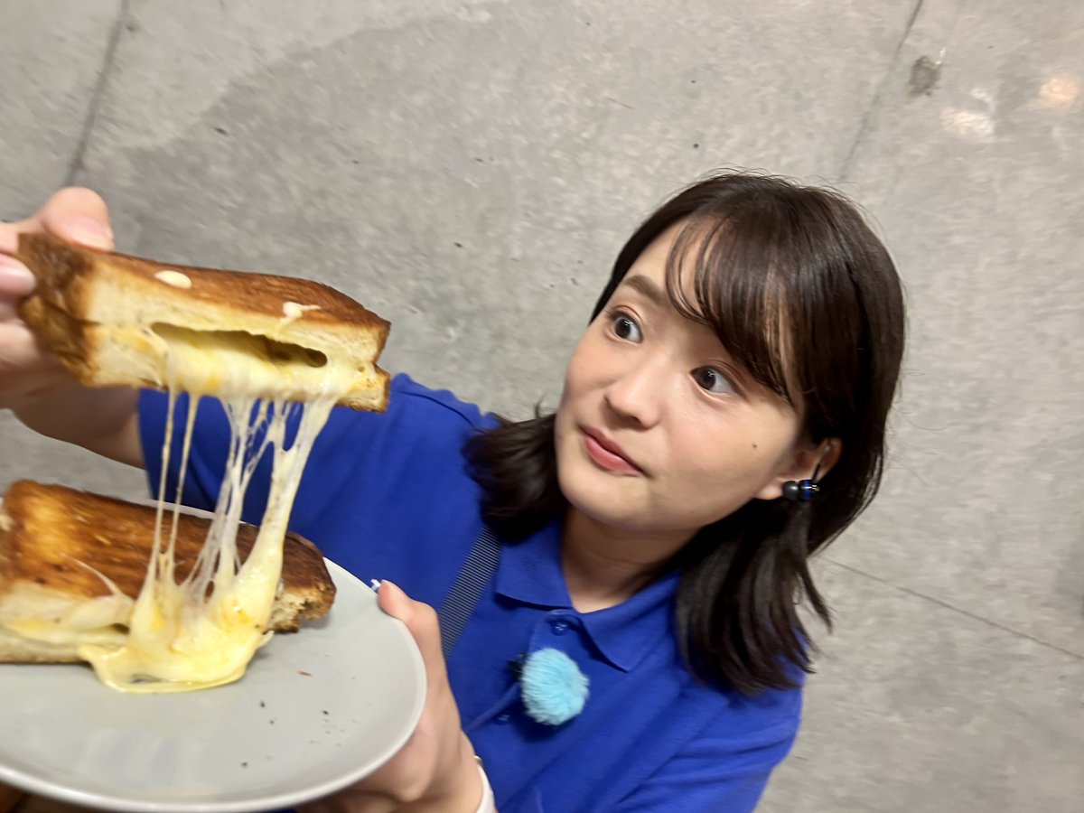 shinorinatbs's tweet photo. #早朝グルメ
東京・中目黒
禁断果実へ！
フルーツサンド・禁断果実😋
生りんごスライスシャキシャキ、パンはふわふわ！抜群の美味しさ。キャラメルナッツ、シナモンがアクセント🍎
グリルドチーズ😋
高温で焼き上げサックサク！とろーり3種のチーズ。禁断グルメ😋
#朝5時55分の美味time
#thetime_tbs https://t.co/BoGHteTAYl