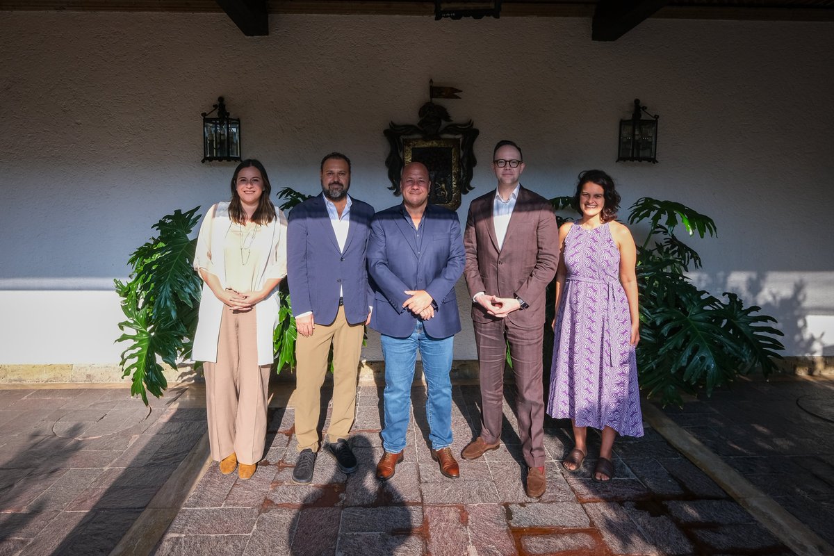 EnriqueAlfaroR's tweet photo. Durante mi administración como alcalde de Guadalajara en 2016, lanzamos @VisorUrbanoMx con la convicción de transformar los procesos de Desarrollo Urbano y Territorial en nuestra ciudad. Gracias a esta plataforma, que ganó ese año el Mayors Challenge de Bloomberg, logramos reducir la corrupción en un 74 % y optimizar los tiempos de tramitación de licencias de negocio y construcción en un 84 %. Hoy Visor Urbano se ha expandido a más de 55 ciudades en todo México, consolidándose como un pilar en la innovación gubernamental. 

Esta mañana, me reuní con @RPierceCity, representante de Innovación Gubernamental de @BloombergDotOrg, para celebrar y reconocer el impacto de Visor Urbano en Jalisco. Con orgullo, concluimos el ciclo de este proyecto en mi administración, sabiendo que ha posicionado a nuestro estado como un referente nacional e internacional en tecnología anticorrupción, transparencia y participación ciudadana. 

Visor Urbano no solo ha transformado la relación entre Gobiernos y ciudadanía, sino que ahora está listo para dar un nuevo paso en su evolución: convertirse en una organización internacional que replicará su éxito en otros países. Qué orgullo que lo que comenzamos hace 8 años con un proyecto de gestión urbana sigue liderando el camino y ahora lo hará a nivel internacional. Desde aquí aprovecho para mandar un saludo a @MikeBloomberg con quien inicié este exitoso proyecto.