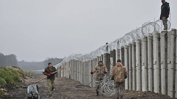 Vitalii Bunechko, Head of the Zhytomyr Oblast Military Administration, believes the chances of a Russian offensive across Zhytomyr Oblast are "very small," because the border is well protected, particularly by fortifications, and heavily mined.

#Ukraine #RussiaUkraineWar