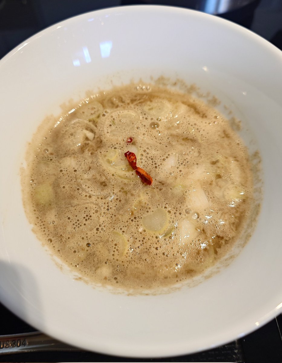 isofurabon6969's tweet image. Fishmenさんで煮干しつけそばとレアチャーシュー丼をいただきました🍜
一口目から「うまっ！」と感激してしまうのが流石よしかわさん系列のクォリティー👍
見事な塩梅で大盛りにすれば良かったと嬉しい後悔笑
レアチャーシュー丼も値段の割にボリュームがあって素敵です😋
#Fishmen
#北本市