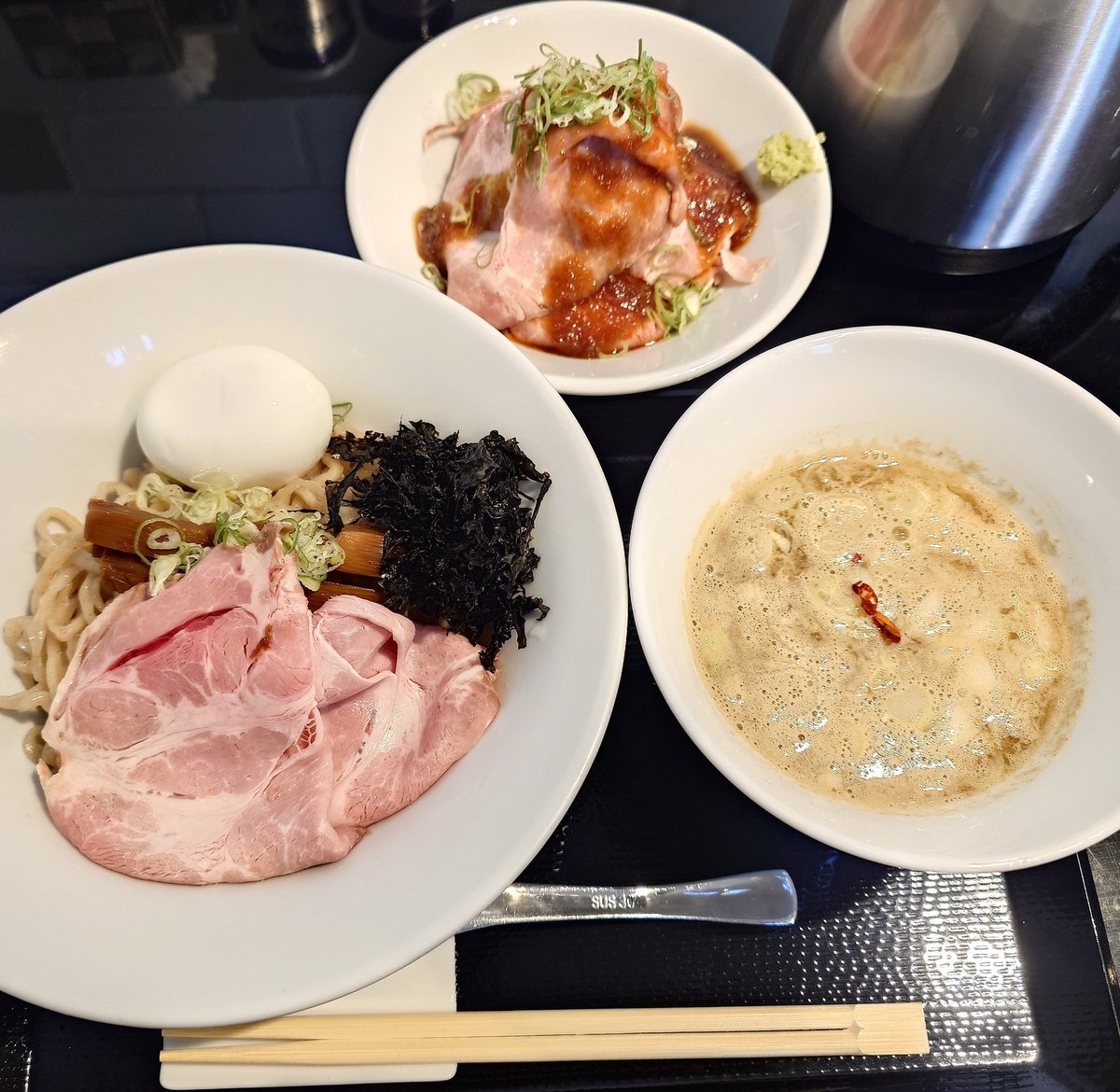 isofurabon6969's tweet image. Fishmenさんで煮干しつけそばとレアチャーシュー丼をいただきました🍜
一口目から「うまっ！」と感激してしまうのが流石よしかわさん系列のクォリティー👍
見事な塩梅で大盛りにすれば良かったと嬉しい後悔笑
レアチャーシュー丼も値段の割にボリュームがあって素敵です😋
#Fishmen
#北本市