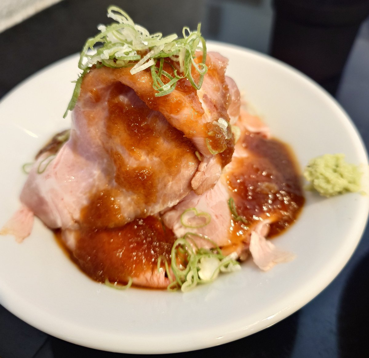 isofurabon6969's tweet image. Fishmenさんで煮干しつけそばとレアチャーシュー丼をいただきました🍜
一口目から「うまっ！」と感激してしまうのが流石よしかわさん系列のクォリティー👍
見事な塩梅で大盛りにすれば良かったと嬉しい後悔笑
レアチャーシュー丼も値段の割にボリュームがあって素敵です😋
#Fishmen
#北本市