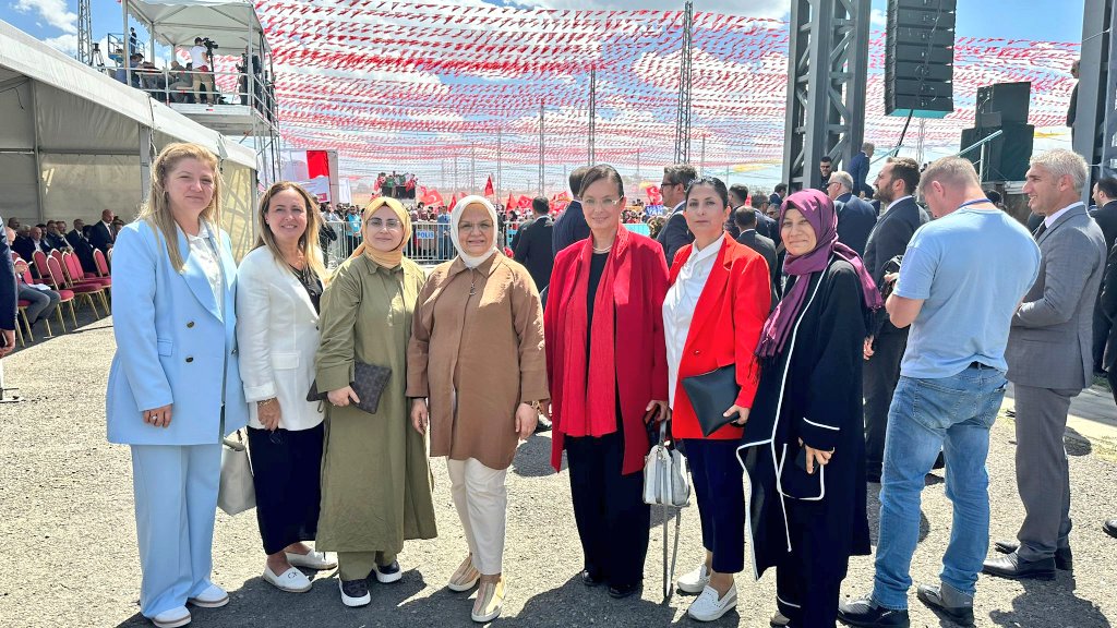 aytenaydin53's tweet photo. 📍Kutlu Malazgirt Zaferimiz🇹🇷
26 Ağustos 1071
953.Yıldönümünü 
Cumhurbaşkanımız
 Genel Başkanımız
@RTErdogan
Liderliğinde  büyük bir Coşkuyla 
Gururla
Tek yürek kutladık
#TürkiyeYüzyılı ✨✨✨
 Kadim zaferlerimizin rehberliğinde ışık saçacak.
AK KADINLAR hiç yorulmadan
koşacak. https://t.co/j5YQgL0bfD