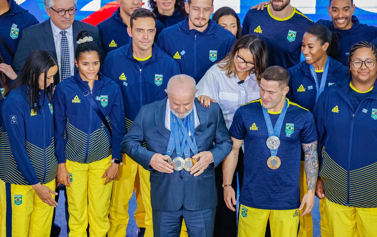 🏅✨ Nesta segunda-feira (26), o Presidente Lula recebeu, no Palácio do Planalto, os nossos heróis olímpicos que brilharam em Paris! Com a presença do ministro do Esporte, André Fufuca, o Governo Federal celebrou as 20 medalhas conquistadas em 11 modalidades — +