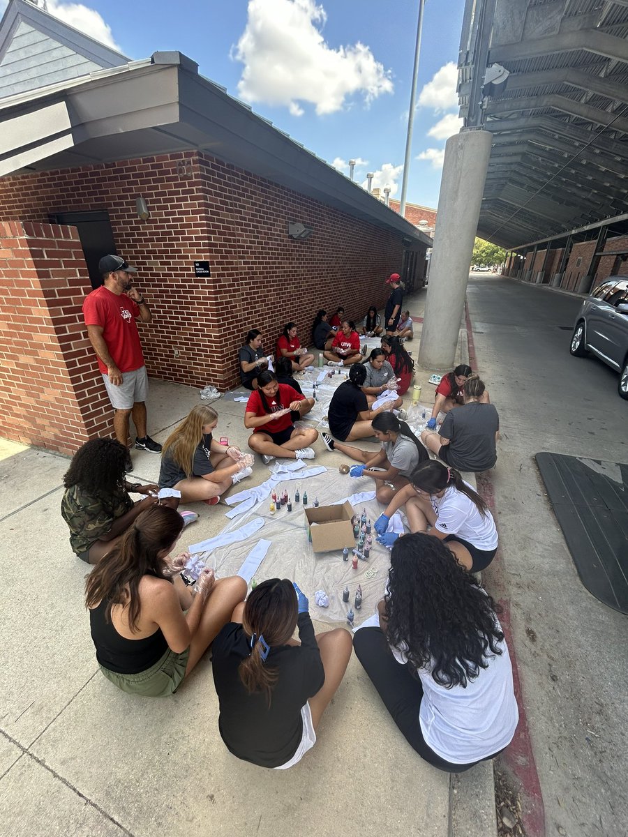 UIWSoftball's tweet image. It’s been a busy Welcome Back Weekend for #Team38‼️

•Freshmen Move In 🚚
•Team Tie Dye &amp;amp; Meetings 🎨
•Cielo Vista Team Challenge 🧗‍♀️
•First Day of School 📚

We can’t wait to see what the rest of the year has in store for this group! 

#TheWord