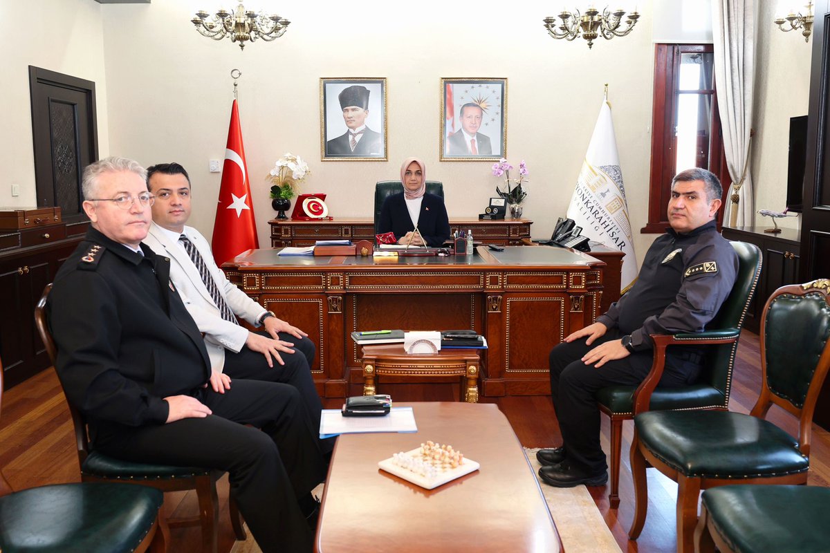 kulisafyon's tweet photo. @kola_sarr @AfyonValiligi @kubrayigitbasi Kendin karar ver.. Valiliğin odalarından fotoğraflar https://t.co/fs1j4v5ImU