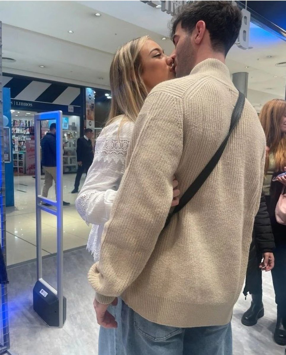 leorrodriguez23's tweet photo. ESTO ES CUANDO LLEGÓ FLOR A URUGUAY.

DE QUE SEPARACIÓN HABLAN?

NICOLAS Y LUCIA SON 2 SORETES.

Lucia es aún peor. Por qué? Xq desde el día que entró al congelados viene haciéndola sentir insegura a Flor y SE METIÓ EN LA PAREJA como se metió en la de Alan y Sabrina. SI NIES TRA. https://t.co/waqZx3FcHi