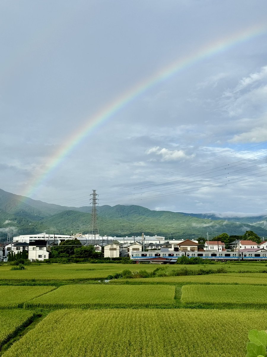orfeuvegan's tweet photo. 光邦さん、リスナーのみなさん、虹が出てます。
神奈川県足柄上郡開成町にて。
#ちょうどいいラジオ
#神奈川県足柄上郡開成町
#ノルディックウォーキング
#jnwa
#朝散歩 https://t.co/dUvR2EvPAI