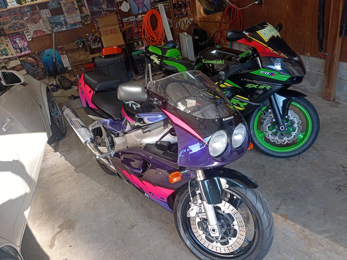 codeejonz's tweet image. 90s coming back hard ! #kawasaki #zxr   #zx750 #zx9r