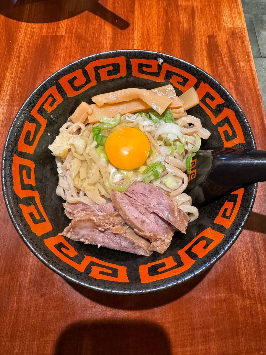 sakaigawa_s's tweet photo. 2024/08/23（金）
#東京ぶたくらぶ
#TKMG #卵かけ麺ガーリッ
#ラーメン #らーめん #ramen #まぜそば #油そば #汁なし
去年も食べたけど、変わらずたれの絡みが悪い。麺が太すぎるせいかな。半分ぐらいの太さの麺にした方が合いそう。
--
The Stone Roses - I Wanna Be Adored
https://t.co/j7G3YK6sJW https://t.co/gbt2Zhbi6q