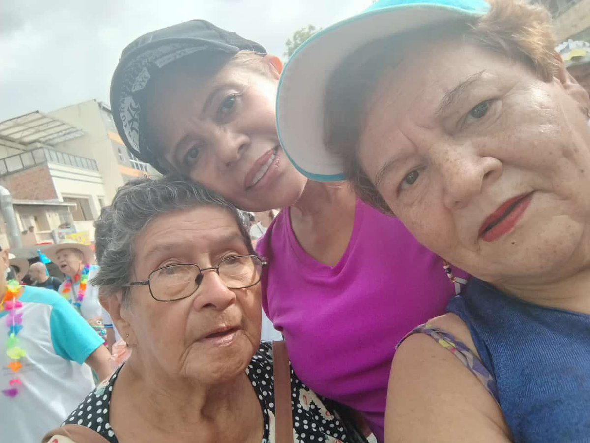 radio2comuna's tweet photo. ¡Un mar de sonrisas!  Más de 12 mil adultos mayores disfrutaron. Medellín se llenó de vida este 25 de agosto gracias a la gran caminata de los adultos mayores. disfrutaron de un recorrido por las principales calles de la ciudad, demostrando que la edad no es un impedimento. https://t.co/3g6toRN1yl