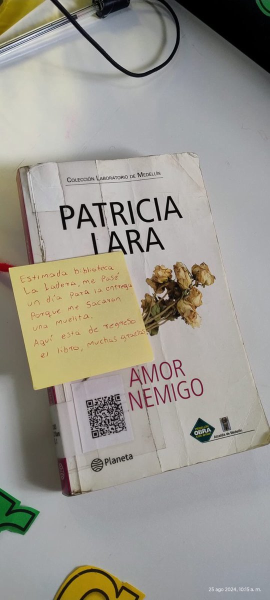 santiagosilvaj's tweet photo. En el primer fin de semana de la campaña “Déjalos que vuelvan, notas amorosas”, que empezó el vienes 23 de agosto, regresaron 3.586 libros. Las notas son evidencia del amor que los ciudadanos tienen de las Bibliotecas de Medellín.
Una selección de las notas que nos han dejado: https://t.co/0snqQEmbkE