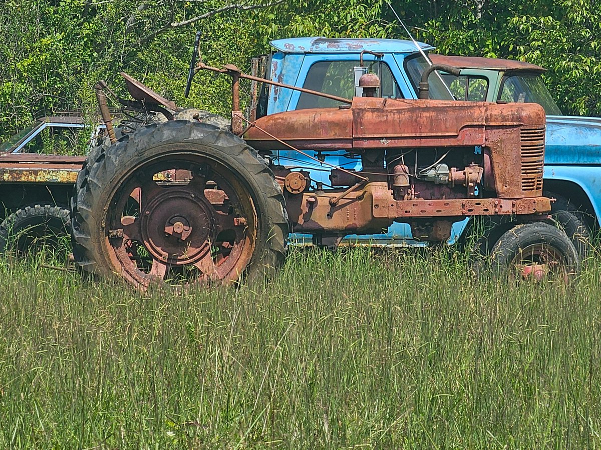 KeriButcher's tweet photo. #RusticRevival #VintageVibes #OldButGold #Tractor #farm #farmtractor #oldfriend #rusted https://t.co/zxxysopNb5
