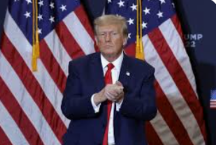 VABVOX's tweet photo. Am I the only one wondering why there are no breathless pundits talking about Trump's advanced age, declining mental acuity and inability to finish a sentence the way they did 24/7 with Biden? Trump is THE oldest person ever to run for president. We should be talking about it. https://t.co/L669kiGwVZ