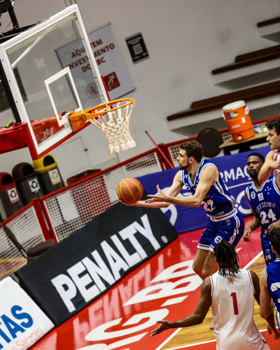 crzbasquete's tweet image. 🏀 O Cabuloso está em quadra para a 1ª rodada da Série Ouro, enfrentando o anfitrião e atual campeão! 

Vamos com tudo nessa batalha, Cruzeiro! 💪✨

#ldb #basketball #cruzeiro #SérieOuro