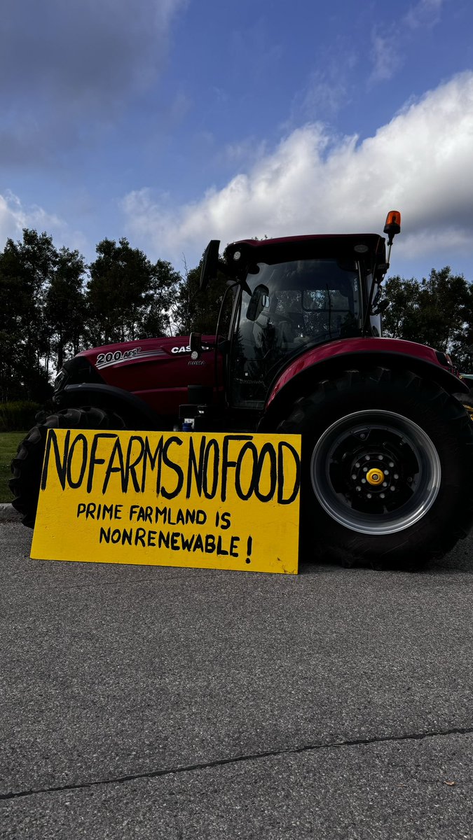 KWseedswap's tweet photo. #fightforfarmland #wilmotfarms

Rally at Castle Kilbride rn! https://t.co/1uLlmNH5Li