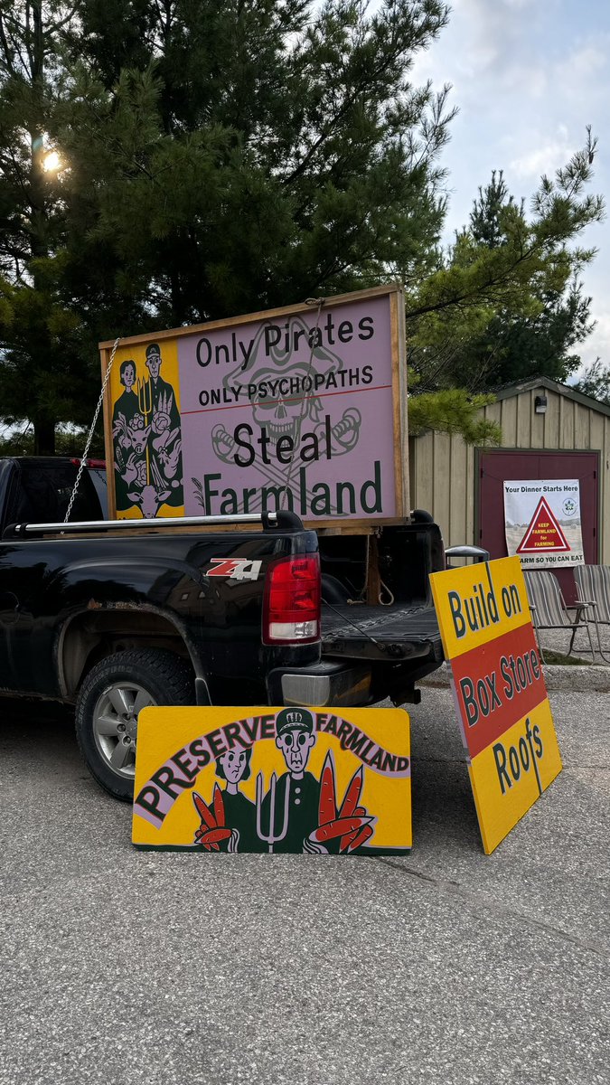 KWseedswap's tweet photo. #fightforfarmland #wilmotfarms

Rally at Castle Kilbride rn! https://t.co/1uLlmNH5Li