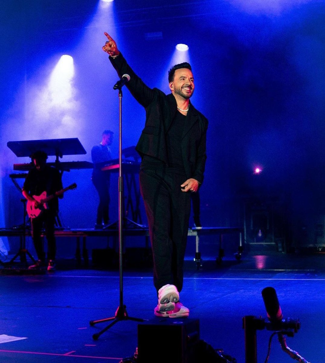 FELIZ COMIENZO DE SEMANA para todos 🩷✨ 

Cada vez falta menos para #Octubre y empezar la #FonsiAventura en esta gira por Argentina 🇦🇷🩵 

Te recordamos los lugares que visitará #LuisFonsi en Argentina, no te quedes sin tu entrada , corre a sacarla 🩷🇦🇷