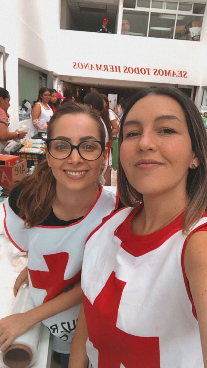 Re_Villarreal's tweet photo. Soy activista y parte de quienes acompañaron el proceso que llevó a YosStop a prisión hace algunos años.
Yo acompañé a la víctima, yo vigilé el acceso a la justicia, a mi me pidieron ser parte de quienes capacitaran a Yos en sus medidas de libertad y ahí nos convertimos en amigas.
Ese proceso fue transformador de tantas maneras para ambas que no caben en un tuit.
Independientemente de quién es ella, se quién soy yo, y hoy no estoy poniendo mi cara por una amiga, estoy alzando mi voz por una mujer como lo he hecho por muchas otras a lo largo de más de 10 años cuando viven una injusticia o son víctimas de violencia.
Haber ejercido violencia en el pasado, no nos exime de poder recibirla, vivirla y mucho menos de nuestro derecho de acceso a la justicia.
Lo que hoy vive es abuso, es corrupción, es extorsión y un sistema que trabaja del lado de los delincuentes que pretender usar nuestras propias leyes para ganar.
La pudieron silenciar a ella, pero a todas no nos pueden callar.
Yo con ella 💜