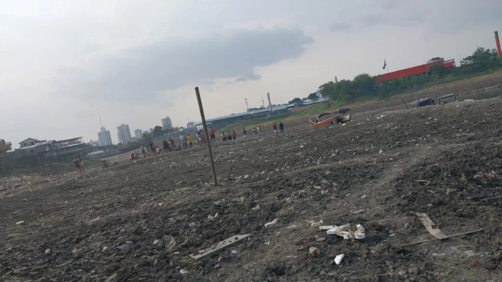 portalemtempo's tweet image. Corpo decapitado é encontrado em igarapé no Educandos, em Manaus #corpodecapitado #dehs #Educandos
emtempo.com.br/331382/policia…