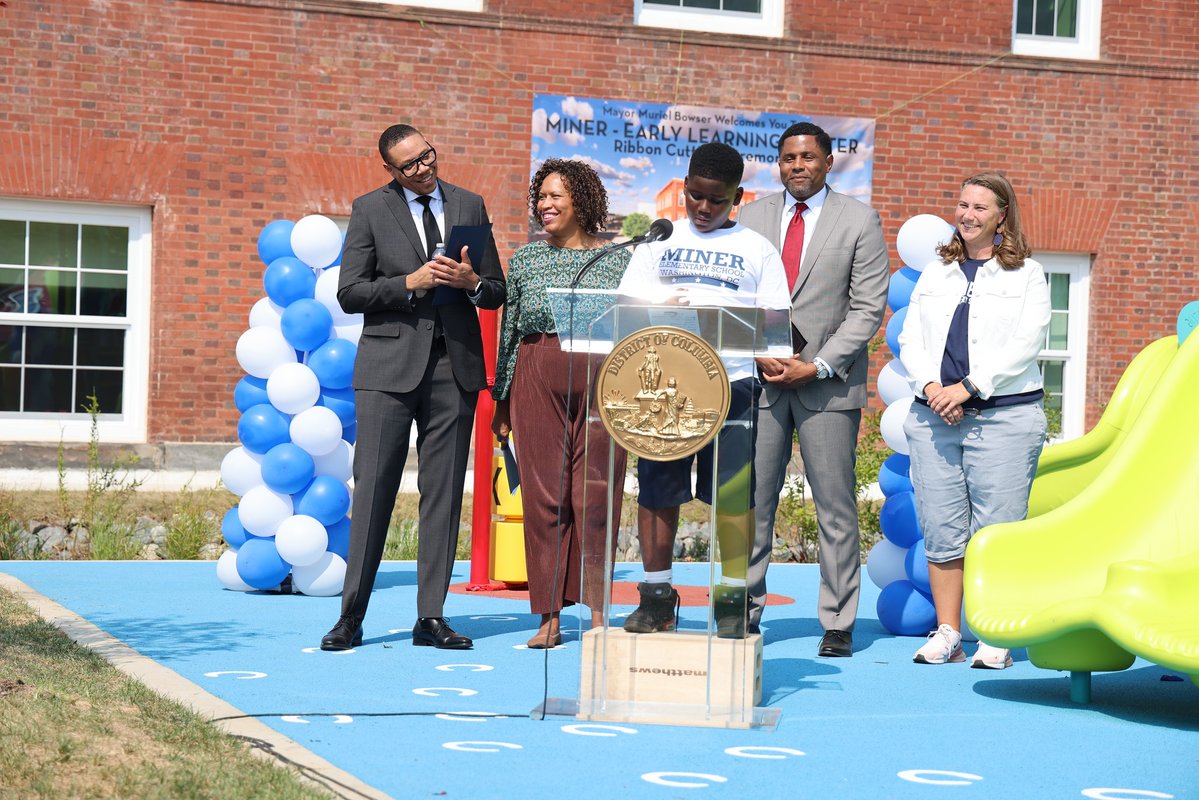 DCPSChancellor's tweet photo. When our young people start strongโthey stay #DCPSStrong ๐ช๐ฟ
Canโt wait for our youngest learners to thrive in the @MinerElementary Early Childhood Education Centerโs new outdoor play area & classroom spaces ๐
Thanks to the Bears for a perfect kickoff to the school year ๐ป https://t.co/SOHzMSxI5J