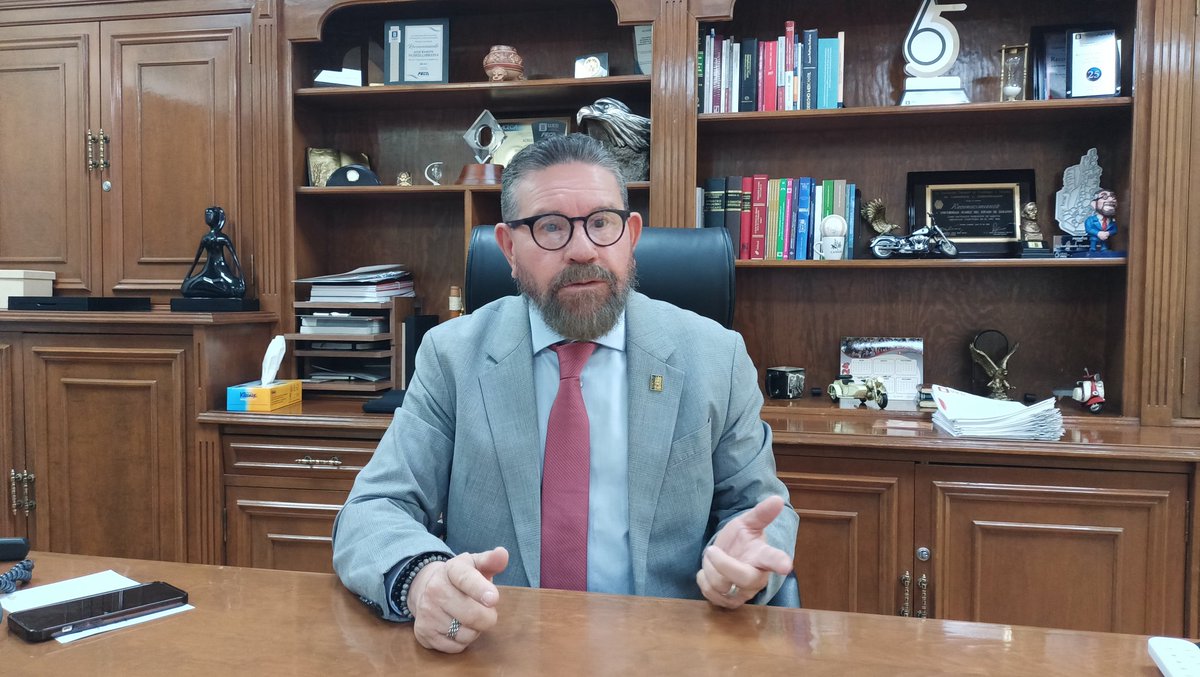 Victorablanco's tweet photo. Aclara el director de la @fecaujedmx , @jrduartec que no se baja de la contienda por rectoría y que hará su mejor esfuerzo para cambiar el estatus de la institución, porque no es el más adecuado. https://t.co/7Jqf84QBSV