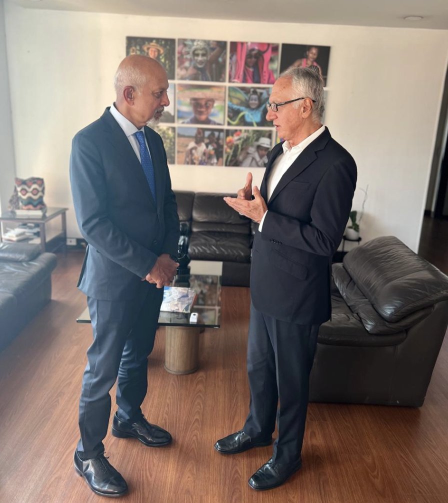 APC Colombia (@apccolombia) on Twitter photo Desde #APCColombia propiciamos espacios de valor para nuestros ministerios.
Hoy conectamos al <a href="/MinSaludCol/">MinSalud Colombia 🇨🇴</a>, <a href="/GA_Jaramillo/">Guillermo Jaramillo</a>, y al vicepresidente de <a href="/RockefellerFdn/">The Rockefeller Foundation</a>, <a href="/NRaoMD/">Naveen Rao</a>, para hablar de la necesidad de entender la salud pública en el marco del cambio climático⛅️. Desde #APCColombia propiciamos espacios de valor para nuestros ministerios.
Hoy conectamos al <a href="/MinSaludCol/">MinSalud Colombia 🇨🇴</a>, <a href="/GA_Jaramillo/">Guillermo Jaramillo</a>, y al vicepresidente de <a href="/RockefellerFdn/">The Rockefeller Foundation</a>, <a href="/NRaoMD/">Naveen Rao</a>, para hablar de la necesidad de entender la salud pública en el marco del cambio climático⛅️.