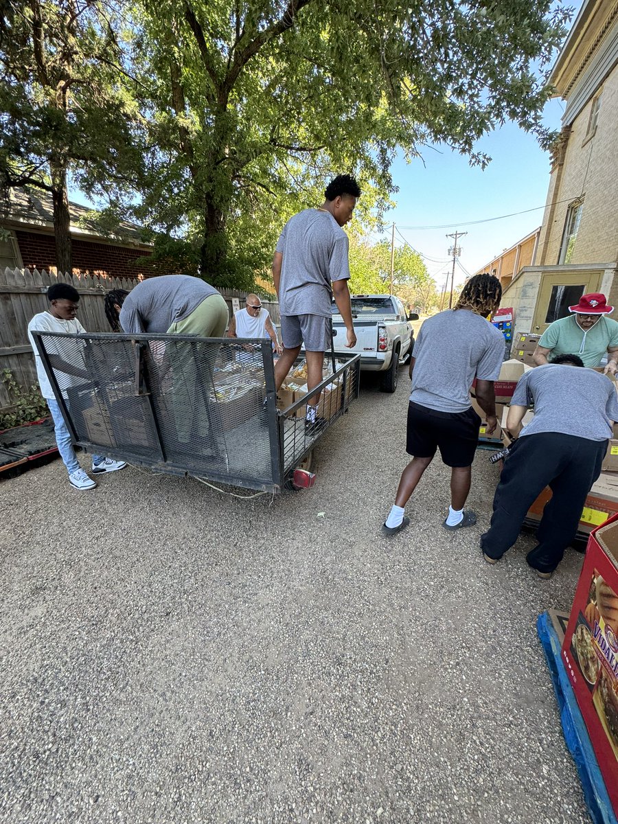 ClarendonHoops's tweet photo. Great day helping the local food drive at the Methodist church! Thank you to the community for feeding us during this great event. 

#GoDogs https://t.co/xSnqaqWMAA