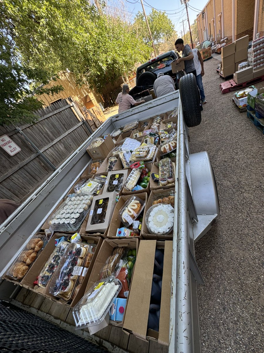ClarendonHoops's tweet photo. Great day helping the local food drive at the Methodist church! Thank you to the community for feeding us during this great event. 

#GoDogs https://t.co/xSnqaqWMAA