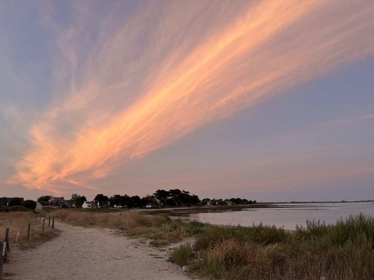 Ciel de feu ce soir à #Penvins 
#Bretagne #Morbihan #ciel #soleil #plage #sky #sun #beach 
@MorbihanTourism <a href="/MeteoBretagne/">Météo Bretagne</a> <a href="/regionbretagne/">Région Bretagne</a>