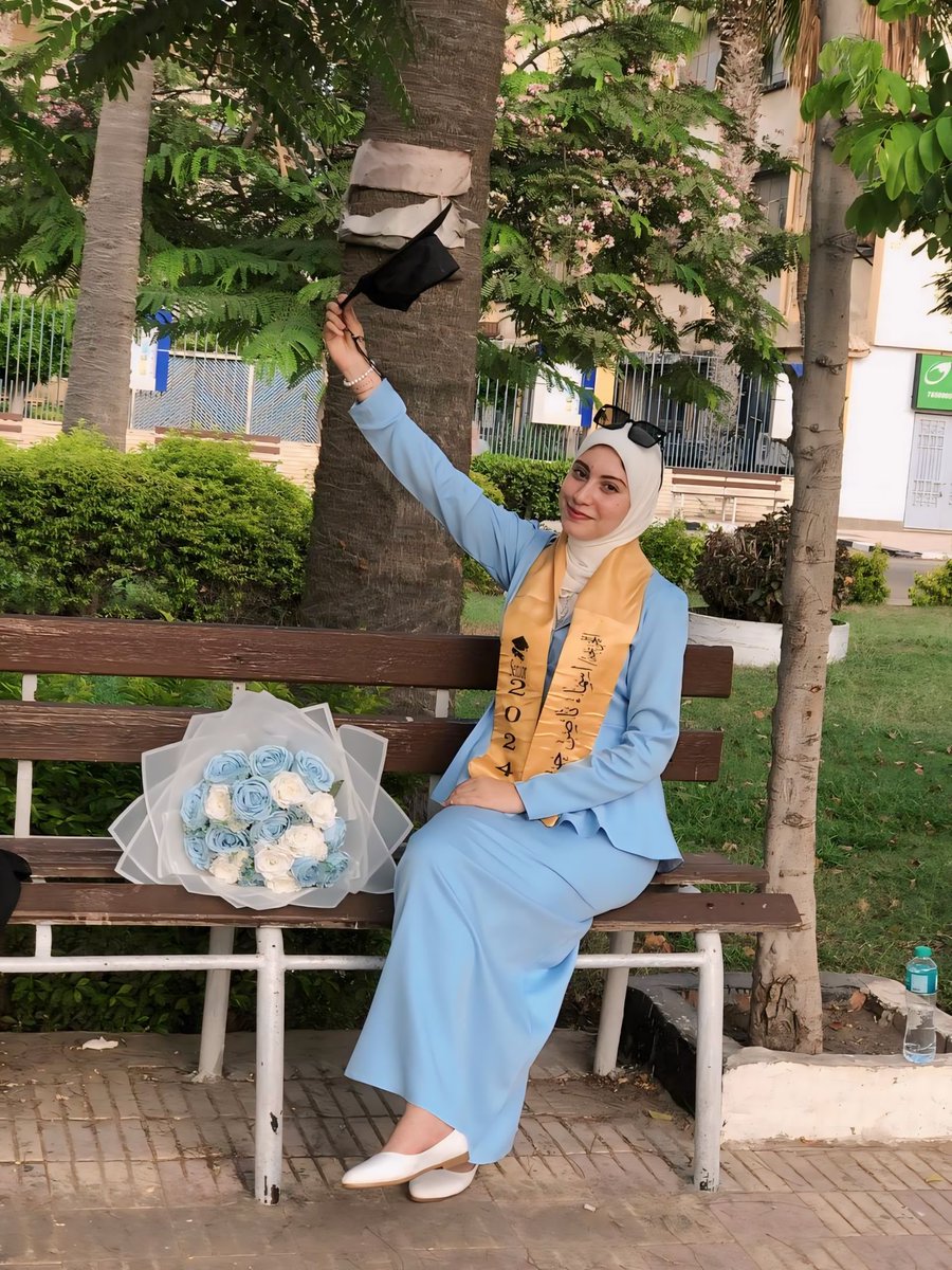 AsmaaNa08936946's tweet photo. الحمد لله حمدا يُوافي نِعَمه ويُكافئ مزيده 🤍
#Officially_Graduated 🤍👩🎓 https://t.co/XqYDRa3iAz