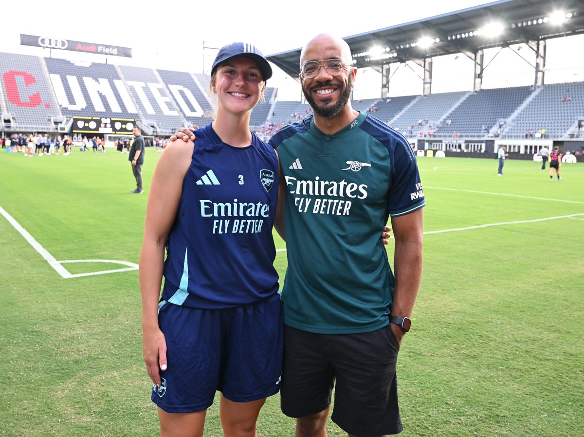 ✨ <a href="/ClintSmithIII/">Clint Smith</a> 🤝 <a href="/lottewubbenmoy/">Lotte</a> 

Writer, poet and <a href="/DCSCORES/">DC SCORES</a> board member cheered us on at Audi Field, before catching up on last week’s poetry masterclass with Bancroft Elementary 📝