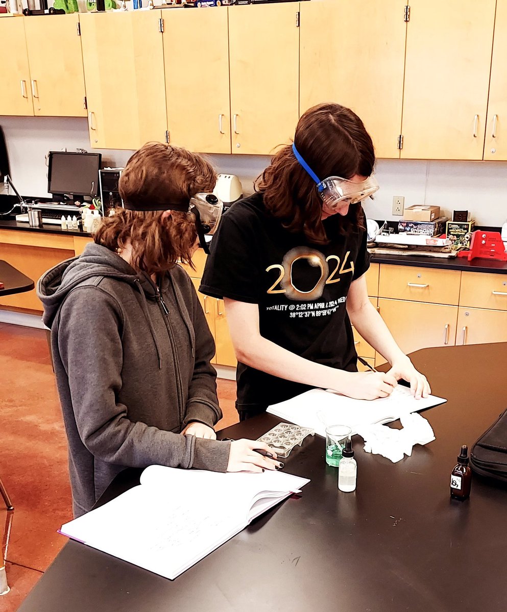 BmageeMagee's tweet photo. Newest Dual Credit Members at RBHS! Chem II working on an experiment for SEMO CH 184. Musketeers shaping their future. #redbudhs, #redbud132 https://t.co/VvAXmi4kXO