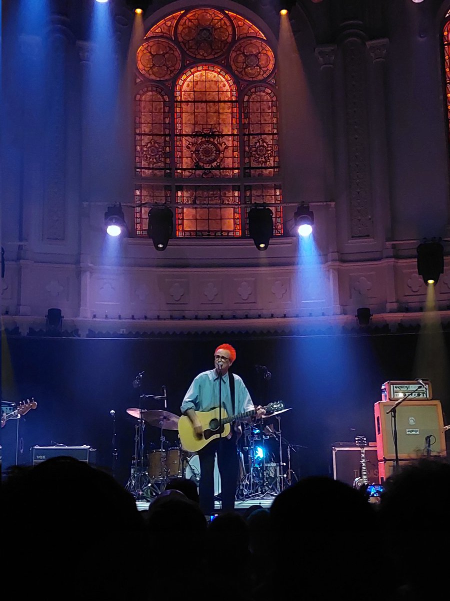 enjhakkenes's tweet photo. Fran Healy gaat tegenwoordig door het leven met oranje haar en een bril (die hem naar eigen zeggen niet baat), maar hij is nog altijd even ontwapenend en vraagt zich nog altijd af: what's a Wonderwall anyway? https://t.co/6ELNxnFDAk