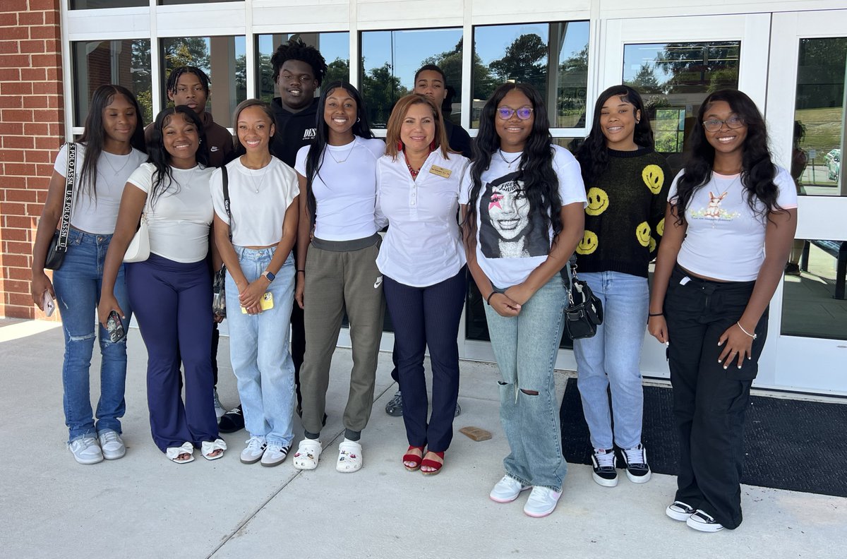 WHS_Seminoles's tweet photo. Seminole Mentors spent the afternoon defining their vision for service and planning the year’s mentoring activities at Veterans Elementary School. Thank you HEROES for your Warm Welcome!
#Built4Bibb #WestsidePride #VeteransHeroes https://t.co/3DUJsPNaLv