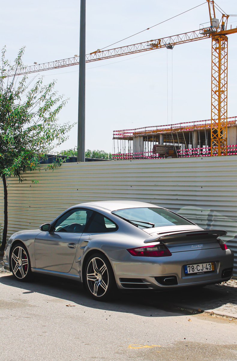Just captured my first ever shot of a Porsche and I am beyond thrilled with how it turned out. Taking my photography skills to a whole new level! 
A thread 🧵📷

#Porsche #photography