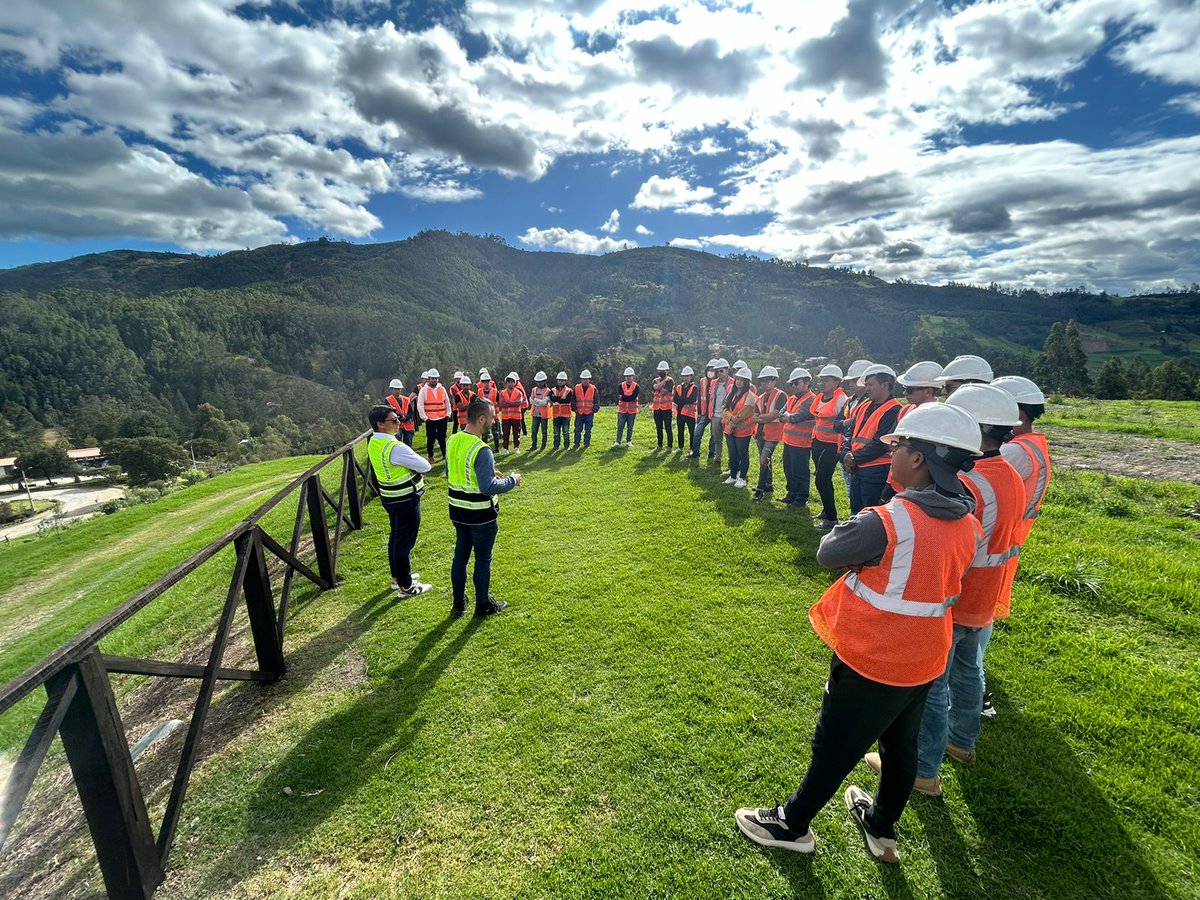ISTAustro's tweet image. #InformaTEC | ✅Estudiantes de la Carrera de Electricidad💡 realizaron una visita técnica a la planta de generación de electricidad a partir de residuos urbanos, ubicada en el complejo ambiental Pichacay, en la ciudad de Cuenca.

bit.ly/4dJthJa
