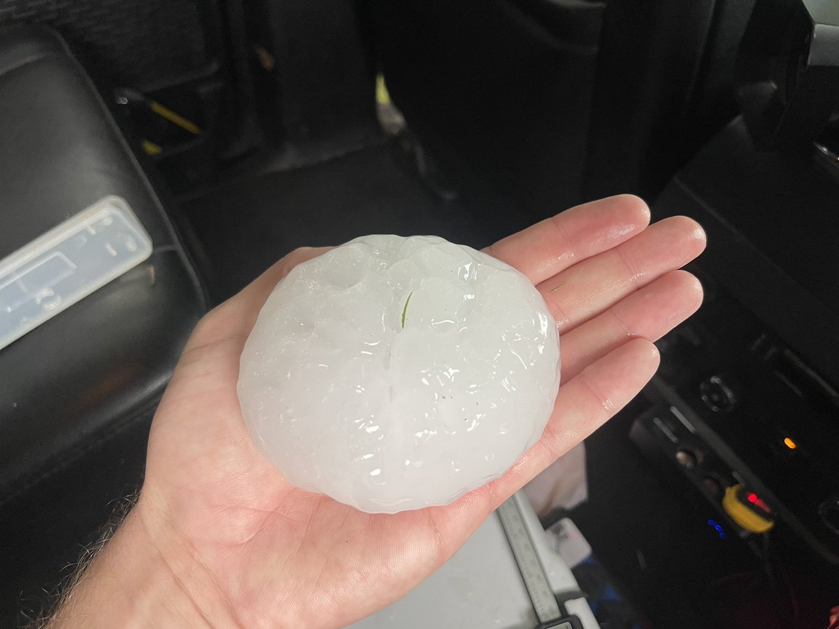 AdamLucioWX's tweet photo. 4” hail O’Neil Nebraska @NWSNorthPlatte https://t.co/8Tl2FtO5eb