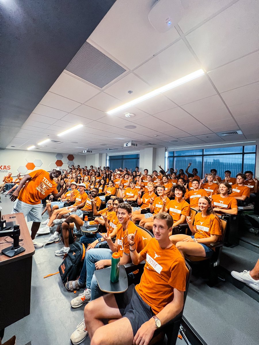 TexasTFXC's tweet image. 1st team meeting of the season ✔️