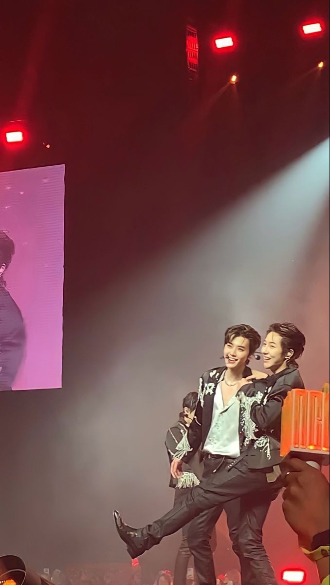 RenjunNCTCol's tweet photo. YELI 🌱: Yo tengo la fee, Renjun va a salir de la nada en better than gold con Jaemin.

Yo lo sé 🕯️🕯️ https://t.co/i5JbCUdyWx