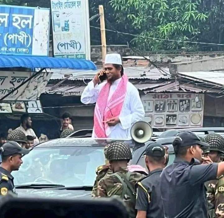 Kabir_15's tweet photo. আলহামদুলিল্লাহ! আলহামদুলিল্লাহ! আলহামদুলিল্লাহ! 
রাজকীয় সম্মাননার সাথে গাড়ির উপরে দাঁড়িয়ে কারাগার থেকে বের হচ্ছেন বাংলার সিংহ পুরুষ শাইখুল হাদিস মুফতী মুহাম্মদ জসীম উদ্দিন রহমানি হাফিজাহুল্লাহ।
তিনি স্বাধীন বাংলার মুক্ত বাতাসে ফিরে এসেছেন। https://t.co/bpi0d4Fox6