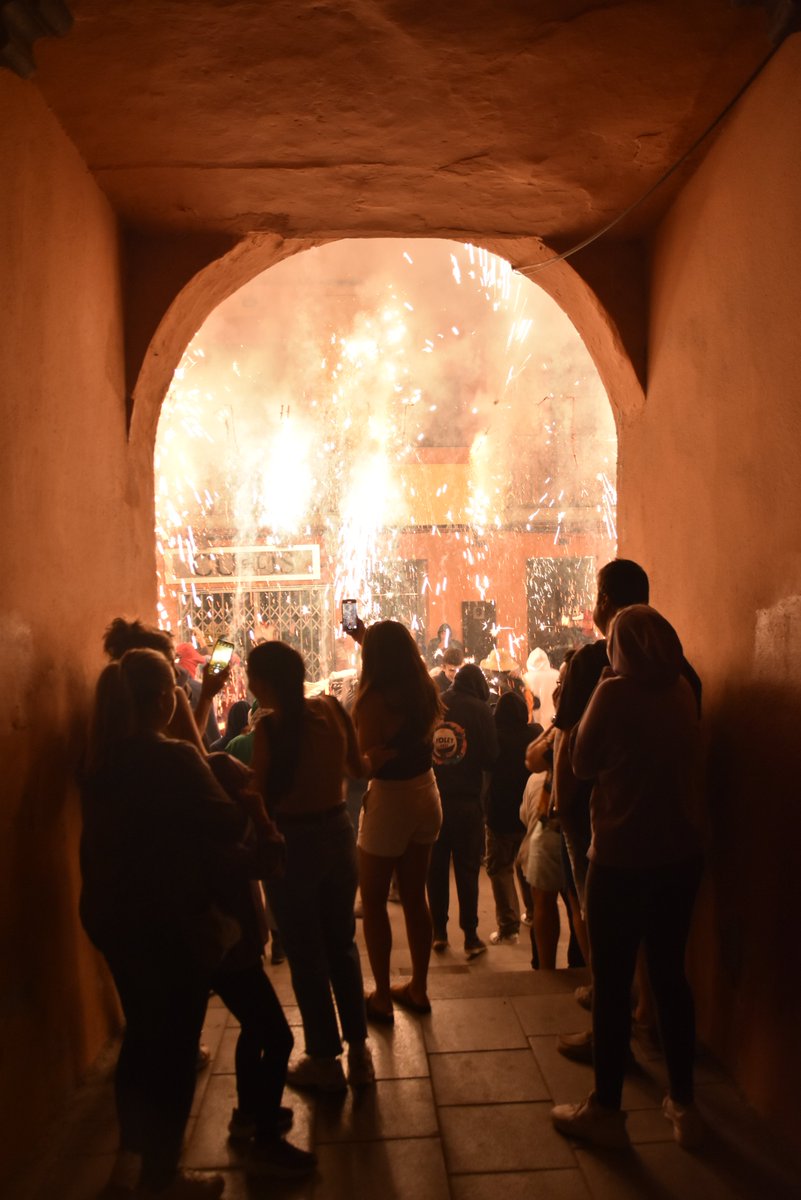 #fmlaseu2024 Els carrers del casc antic de #laSeu s'han tornat a omplir de gom a gom per participar al correfoc de la Festa Major organitzat pel grup de <a href="/D_AltUrgell/">Diables Alt Urgell</a>.