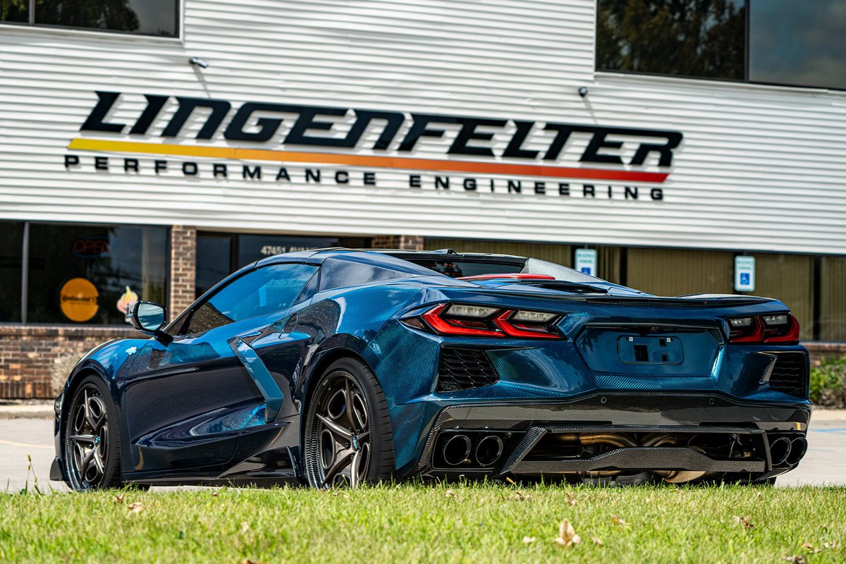 LingenfelterLPE's tweet image. Wait! That isn’t just a blue paint job… 😈

🔗Lingenfelter.com/C8

This 1 of 1 blue-tinted exposed carbon fiber Cunningham Automotive Briggs Edition #C8Corvette is powered by the #Lingenfelter x #Magnuson #C8 #Supercharger System!