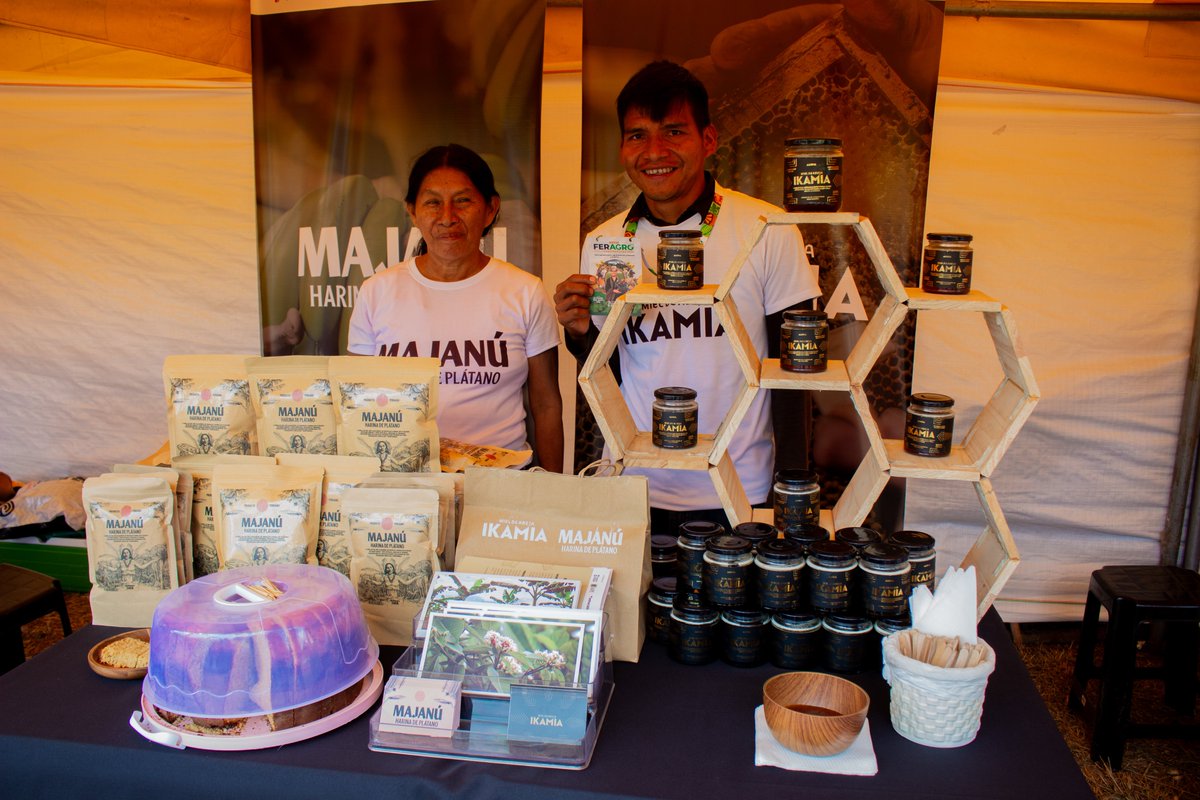 achperu's tweet photo. Acompañamos a las asociaciones Awajún de Nieva, Condorcanqui, a llevar su harina de plátano 'Majanú' y miel 'Ikamia' a la Feragro Amazonas. Esta experiencia les ayuda a mejorar sus productos y estrategias para conquistar mercados regionales y nacionales. #Work4Progress #Peru https://t.co/6rAg2MNbXM