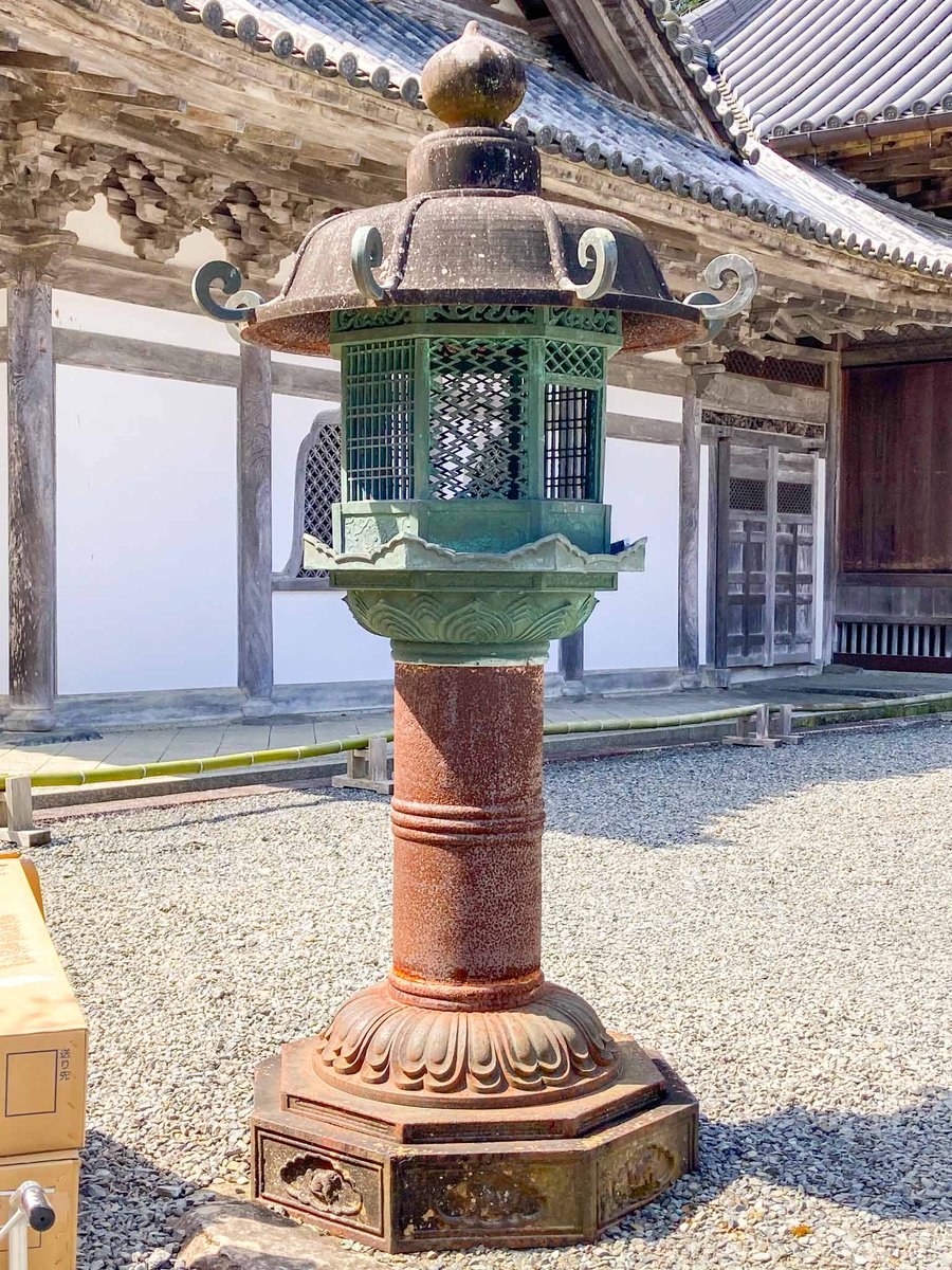 瑞巌寺 南蛮鉄灯篭】 「瑞巌寺」の境内にある灯籠。火袋、中台、蕨手は